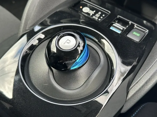 リーフ(ニッサン)アーバンクロム中古車 15