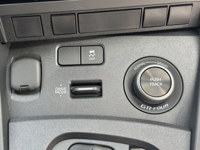 GRヤリス(トヨタ)RC ４WD 6MT登録済未使用車 16