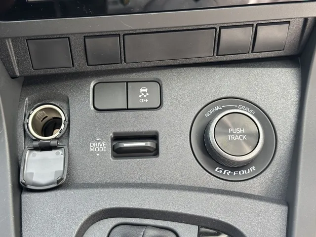 GRヤリス(トヨタ)RC ４WD 6MT登録済未使用車 17