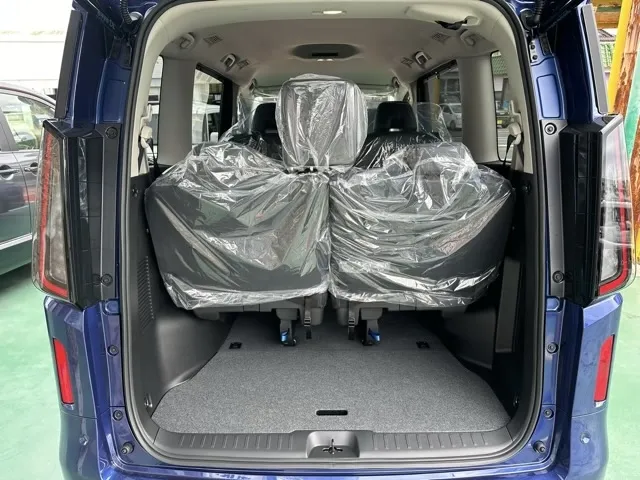 セレナ(ニッサン)eパワー オーテック アラウンドビューモニター 12.3ナビ登録済未使用車 14