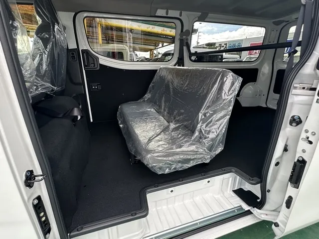キャラバン(ニッサン)ロング EX 6人 LEDライト登録済未使用車 4
