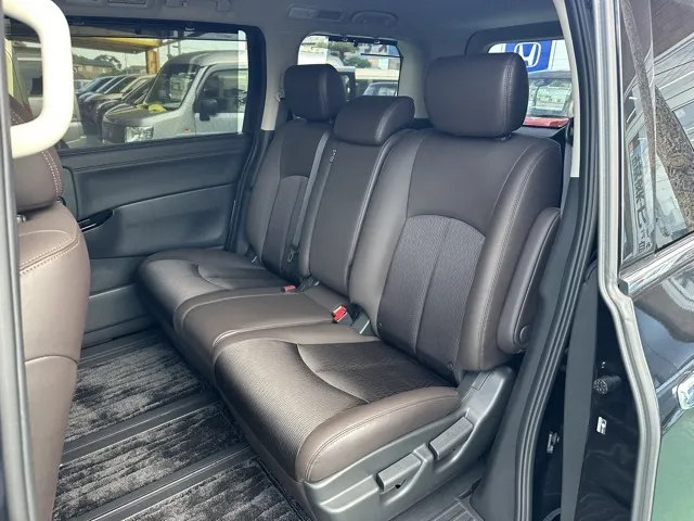 エルグランド(ニッサン)350ハイウェイスター 8人ディーラ-試乗車 7