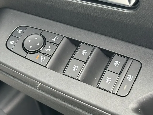 セレナ(ニッサン)eパワーXV アラウンドビュー ホットプラス登録済未使用車 19