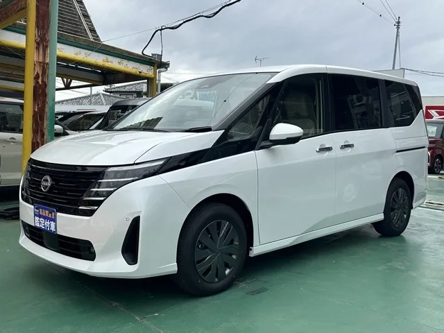 セレナ(ニッサン)eパワーXV アラウンドビュー ホットプラス登録済未使用車 1