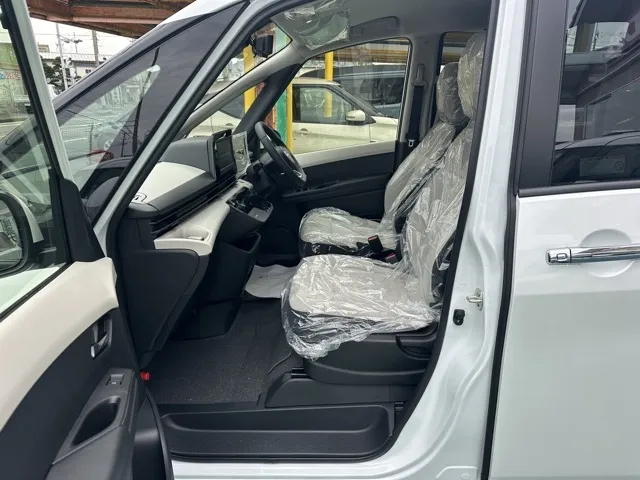 セレナ(ニッサン)eパワーXV アラウンドビュー ホットプラス登録済未使用車 3