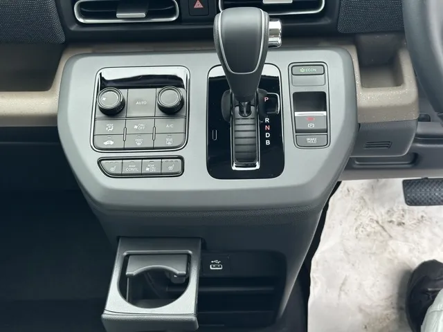 フリード(ホンダ)e：HEV エアー EX ６人乗登録済未使用車 25