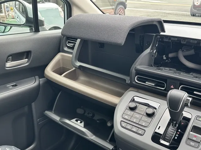 フリード(ホンダ)e：HEV エアー EX ６人乗登録済未使用車 27