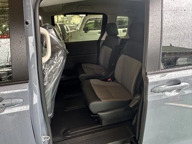 フリード(ホンダ)e：HEV エアー EX ６人乗登録済未使用車 4