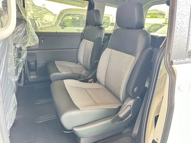 フリード(ホンダ)e：HEV エアー EX ６人乗登録済未使用車 4