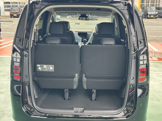 フリード(ホンダ)e：HEV エアー EX ６人乗登録済未使用車 12