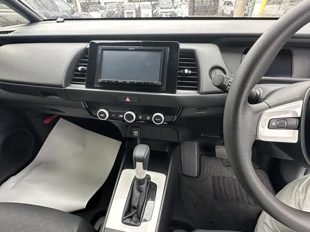 フィット(ホンダ)e：HEV ベーシック中古車 13