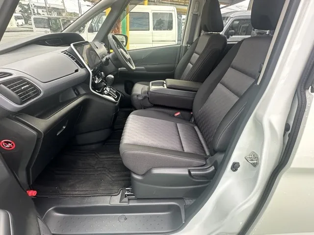 セレナ(ニッサン)ハイウェイスターＶセーフティＡ リヤエアコン中古車 3