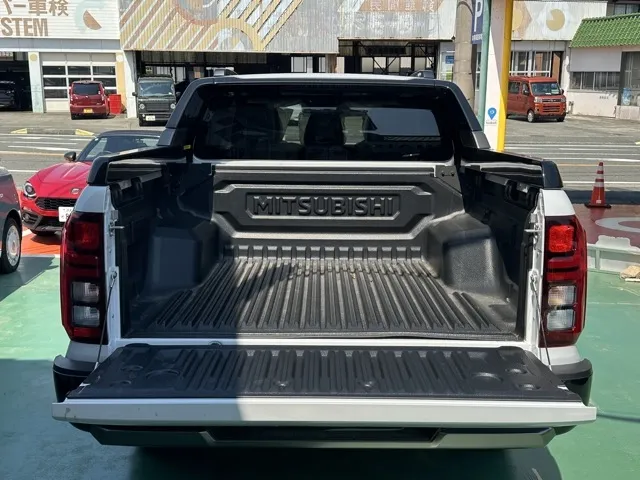 トライトン(三菱)GSR登録済未使用車 8