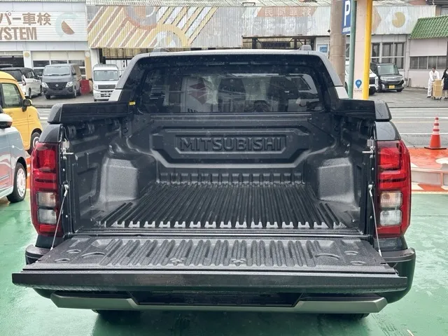 トライトン(三菱)GSR登録済未使用車 10