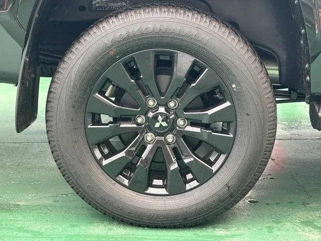 トライトン(三菱)GSR登録済未使用車 12