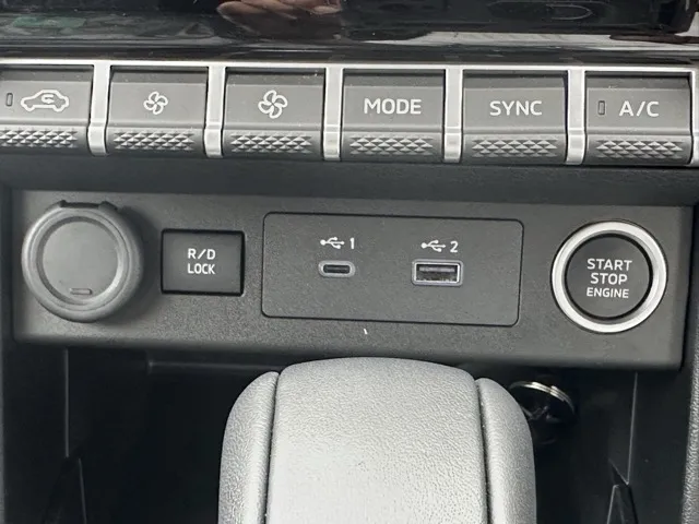 トライトン(三菱)GSR登録済未使用車 18