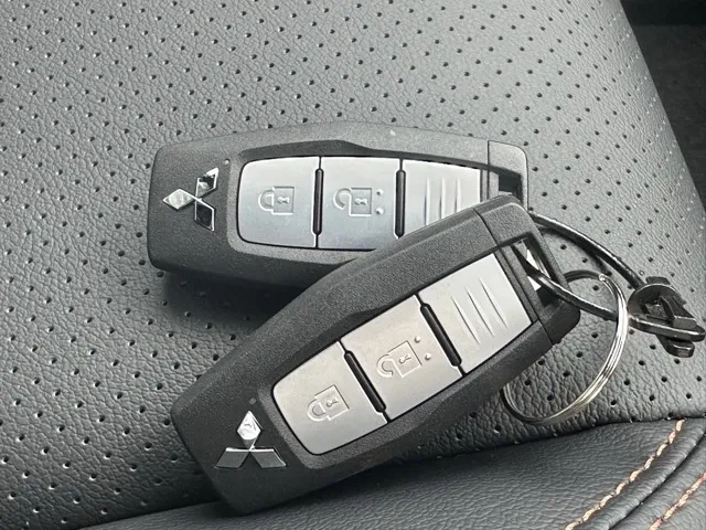 トライトン(三菱)GSR登録済未使用車 28