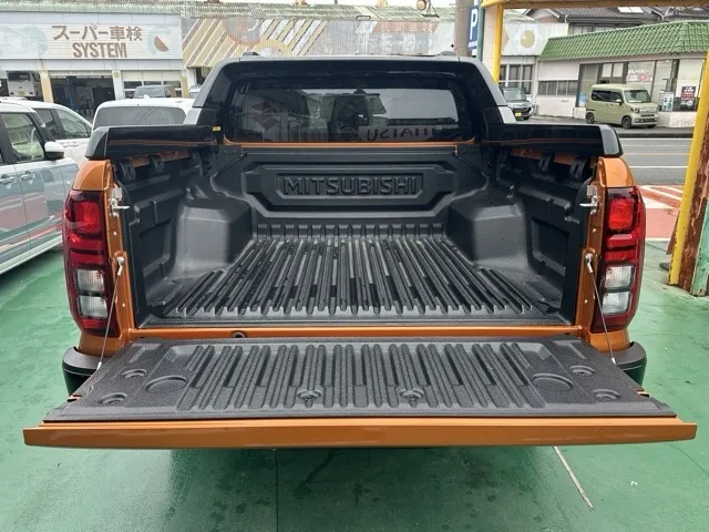 トライトン(三菱)GSR登録済未使用車 11