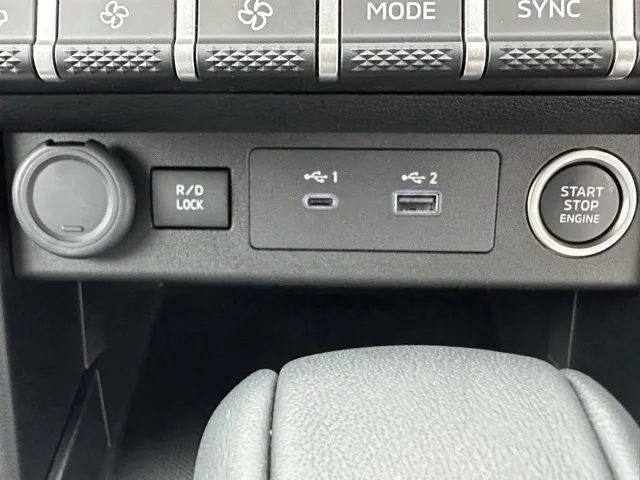 トライトン(三菱)GSR登録済未使用車 18