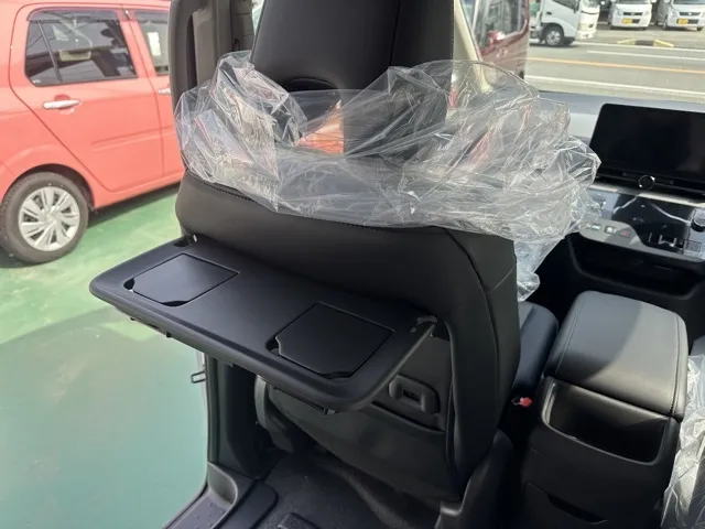 セレナ(ニッサン)eパワールキシオン ホットプラスPKG登録済未使用車 10