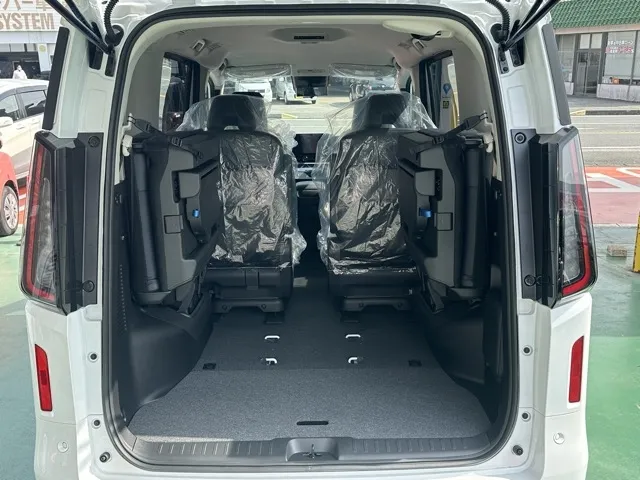 セレナ(ニッサン)eパワールキシオン ホットプラスPKG登録済未使用車 12