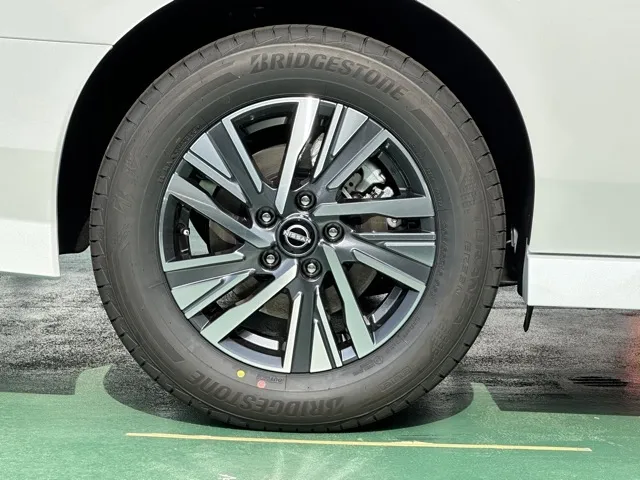 セレナ(ニッサン)eパワールキシオン ホットプラスPKG登録済未使用車 14