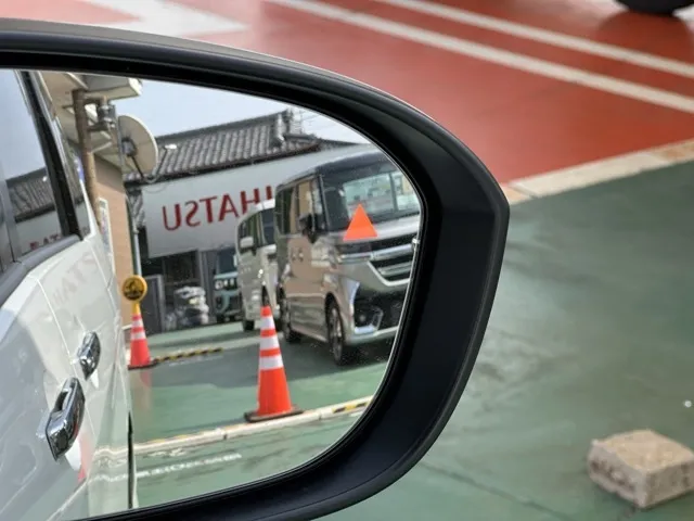 セレナ(ニッサン)eパワールキシオン ホットプラスPKG登録済未使用車 15