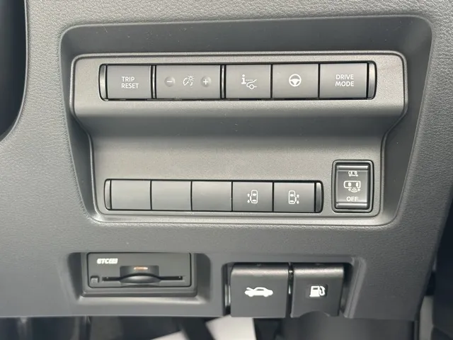 セレナ(ニッサン)eパワールキシオン ホットプラスPKG登録済未使用車 16