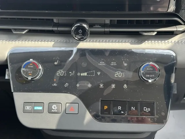 セレナ(ニッサン)eパワールキシオン ホットプラスPKG登録済未使用車 17