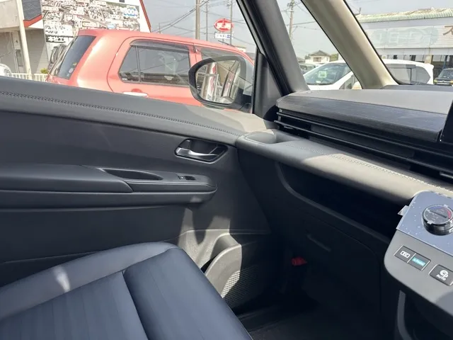 セレナ(ニッサン)eパワールキシオン ホットプラスPKG登録済未使用車 28