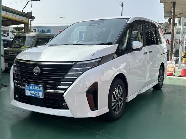 セレナ(ニッサン)eパワールキシオン ホットプラスPKG登録済未使用車 1