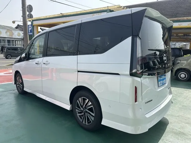 セレナ(ニッサン)eパワールキシオン ホットプラスPKG登録済未使用車 2