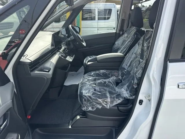 セレナ(ニッサン)eパワールキシオン ホットプラスPKG登録済未使用車 3