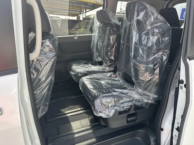 セレナ(ニッサン)eパワールキシオン ホットプラスPKG登録済未使用車 4