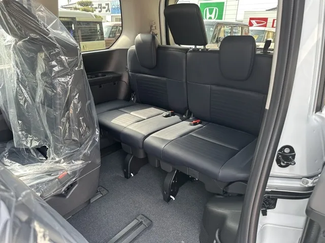 セレナ(ニッサン)eパワールキシオン ホットプラスPKG登録済未使用車 5