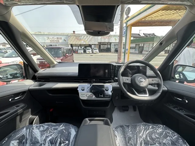 セレナ(ニッサン)eパワールキシオン ホットプラスPKG登録済未使用車 6