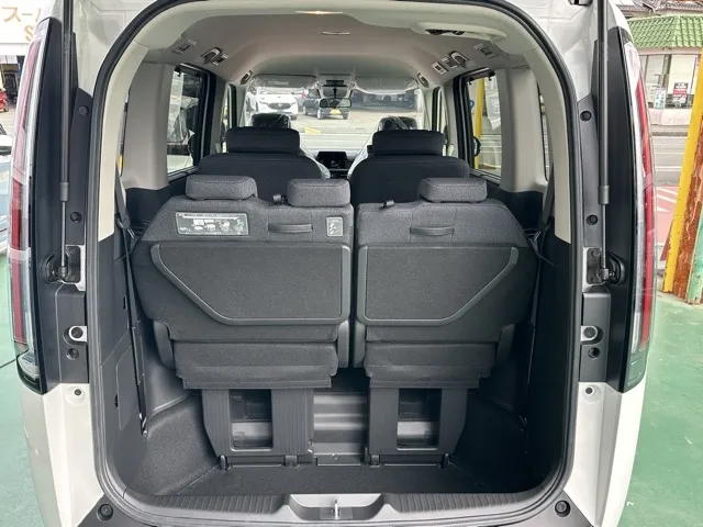 ステップワゴン(ホンダ)e・HEVエアー 7人登録済未使用車 12