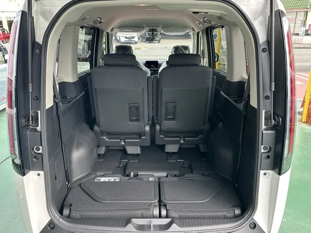 ステップワゴン(ホンダ)e・HEVエアー 7人登録済未使用車 13