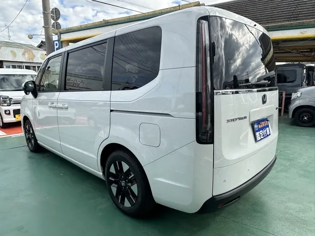 ステップワゴン(ホンダ)e・HEVエアー 7人登録済未使用車 2