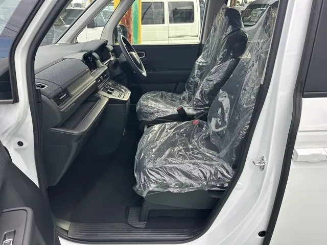ステップワゴン(ホンダ)e・HEVエアー 7人登録済未使用車 3