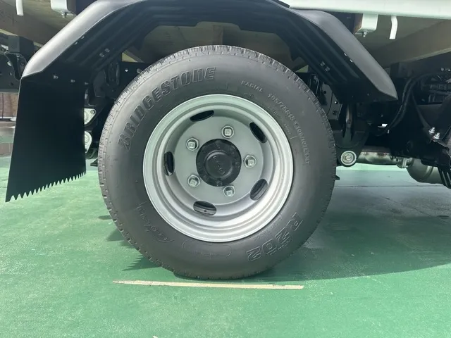 キャンター(三菱)全低床 平ボディ ２ｔ登録済未使用車 11