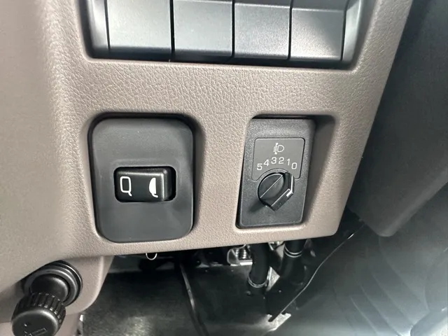 キャンター(三菱)全低床 平ボディ ２ｔ登録済未使用車 21