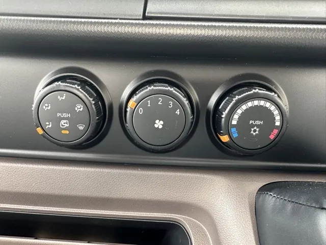 キャンター(三菱)全低床 平ボディ ２ｔ登録済未使用車 26