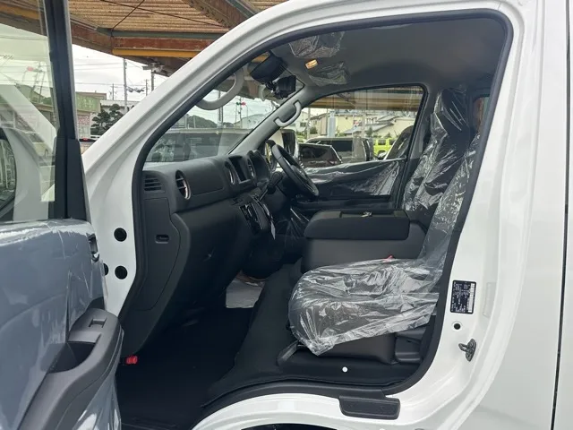 キャラバン(ニッサン)ディーゼル ロングGRANDプレミアムGX 4WD登録済未使用車 3