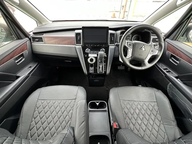 デリカD:5(三菱)Ｐ 8人 ナビ取付PKGⅡ オートステップ付レンタＵＰ 6