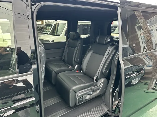 ステップワゴン(ホンダ)スパーダ 7人登録済未使用車 4