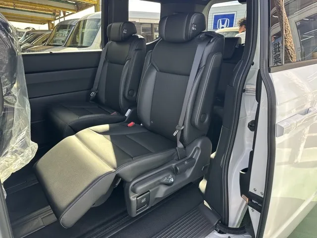 ステップワゴン(ホンダ)e・HEVスパーダ 7人登録済未使用車 12