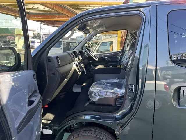 キャラバン(ニッサン)ディーゼル ロングGRANDプレミアムGX 4WD登録済未使用車 3