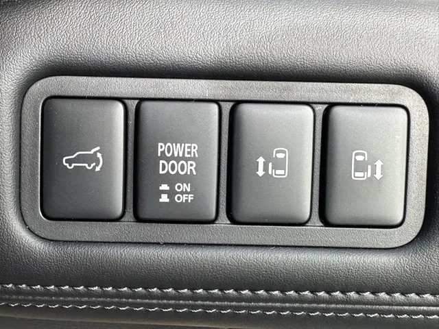 デリカD:5(三菱)Ｐ 8人 ナビ取付PKGⅡ オートステップ付レンタ登録済未使用車 17