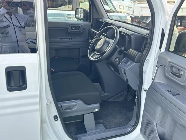 N-VAN(ホンダ)Gタイプ MT ４WD届出済未使用車 13
